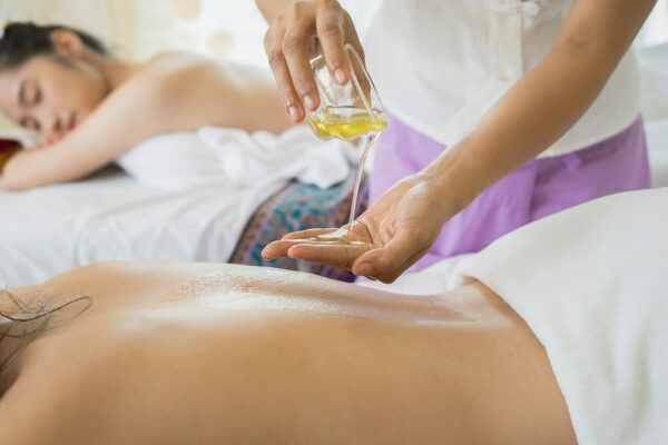 Massage body với tinh dầu