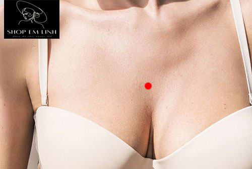 Huyệt khuyết âm nằm ở trước ngực phụ nữ